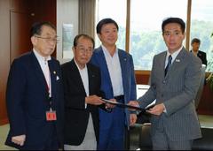 国土交通大臣に要望書を提出する様子の写真