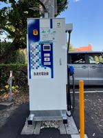 近くから見た急速充電器