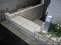 半地下の玄関を浸水から守る工夫の写真