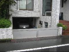 地下車庫に浸水させないための止水板の設置の写真