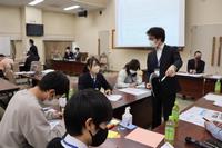 付せんに意見を書く様子の写真1