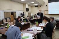 付せんに意見を書く様子の写真2