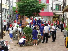 平成22年度に山崎中学校の生徒さんと一緒に花の植え替えを行っている写真