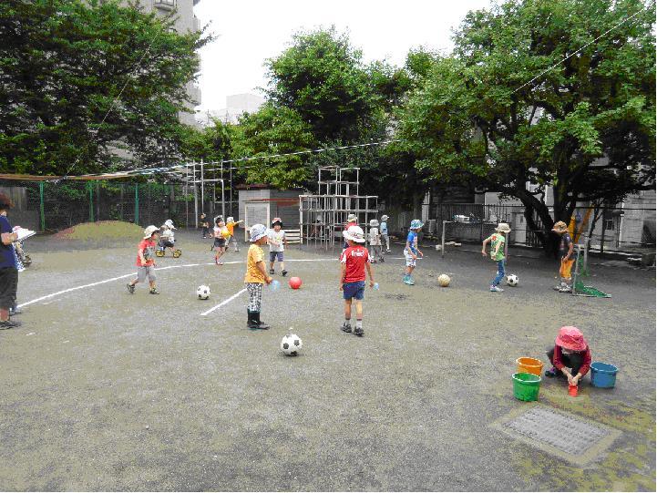 園庭で遊びまわる園児たち