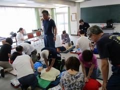 AEDの使用方法を学んでいます