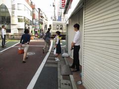 啓発物品を渡しています
