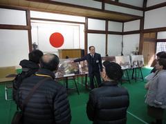 国士舘大学大講堂の説明を聞いています