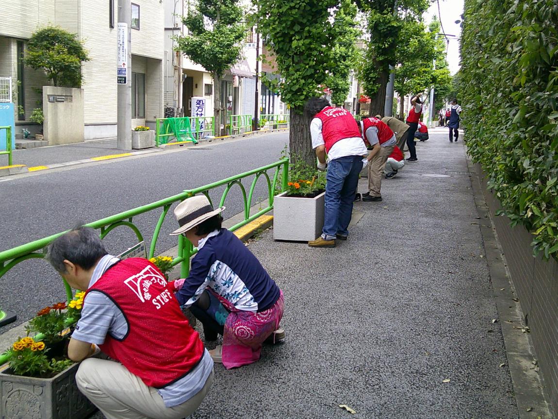 尾山台駅北側の植え替えの様子