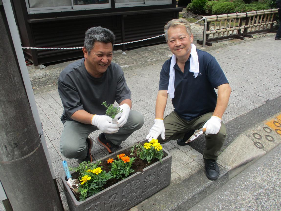等々力駅周辺の植え替えの様子