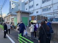 三軒茶屋小学校で古着・古布をトラックに積み込もうとしている写真
