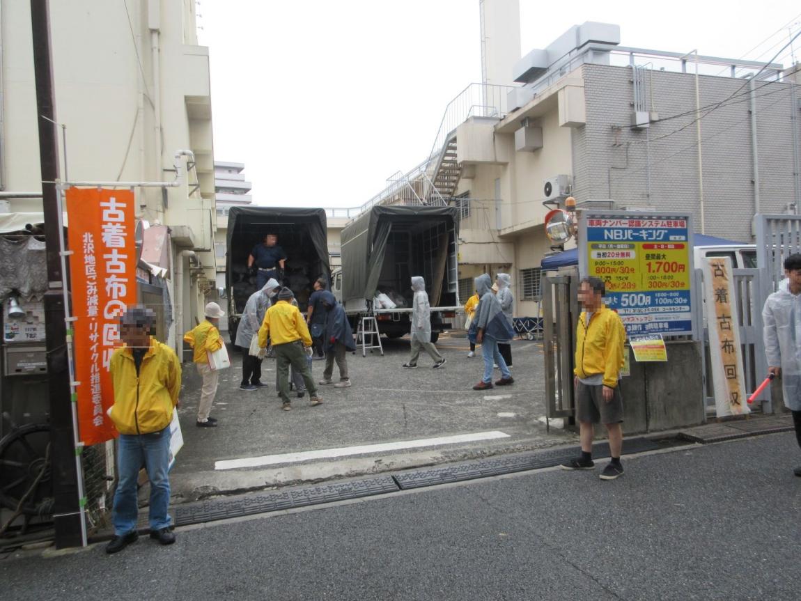 みずほ銀行北沢支店駐車場での古着回収の様子