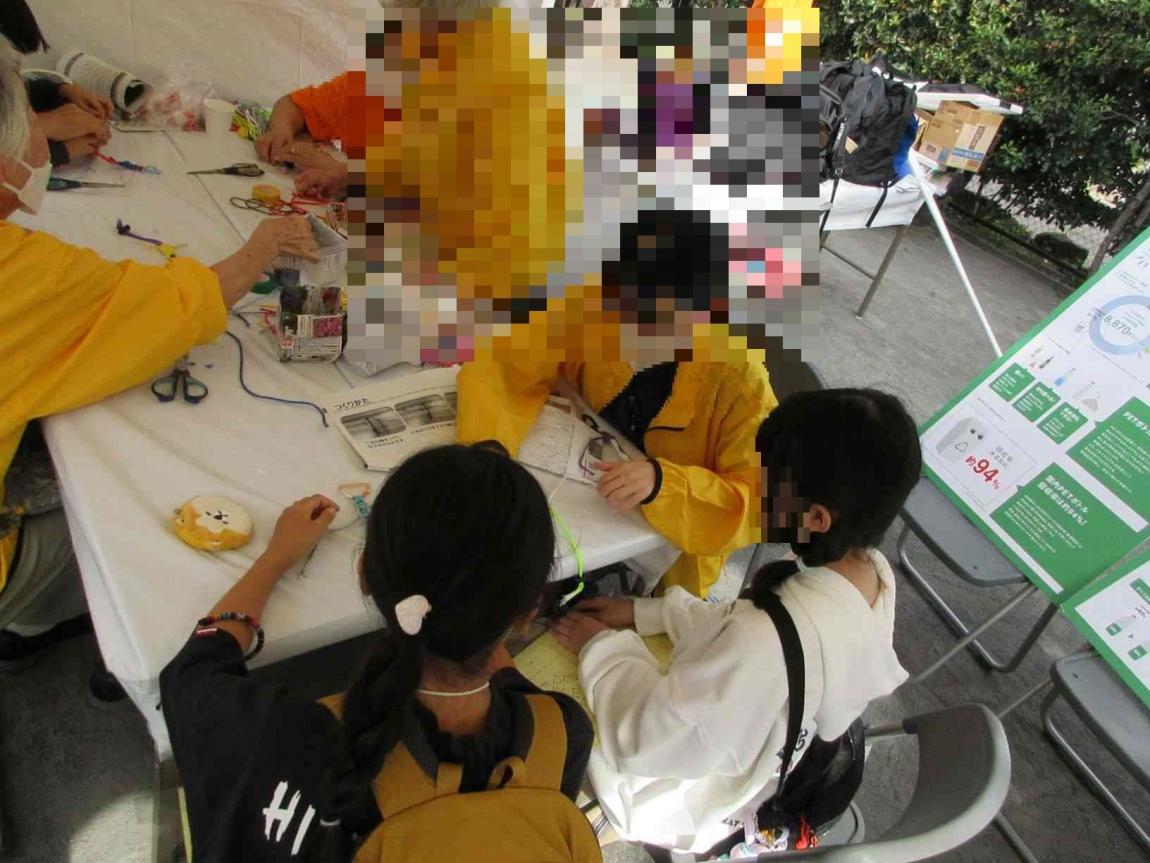 子供たちがワークショップに取り組む様子
