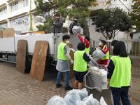 トラックへ積み込む様子