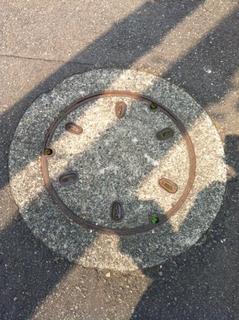 私道のマンホールの写真