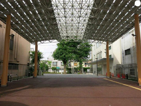 三軒茶屋ふれあい広場 右奥が太子堂まちづくりセンターです