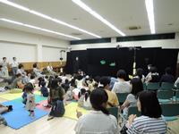 子どもたちが劇を見ている様子の写真