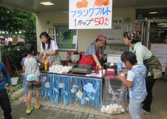 ミニフランクを販売している様子