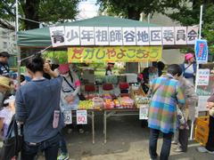 駄菓子やおもちゃを販売している様子