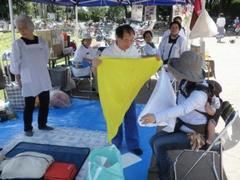 三角巾を広げたところの写真