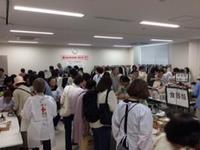 満員御礼のバザー会場