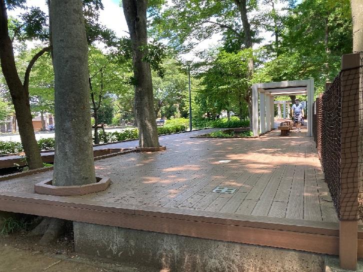 将軍池広場ウッドデッキ