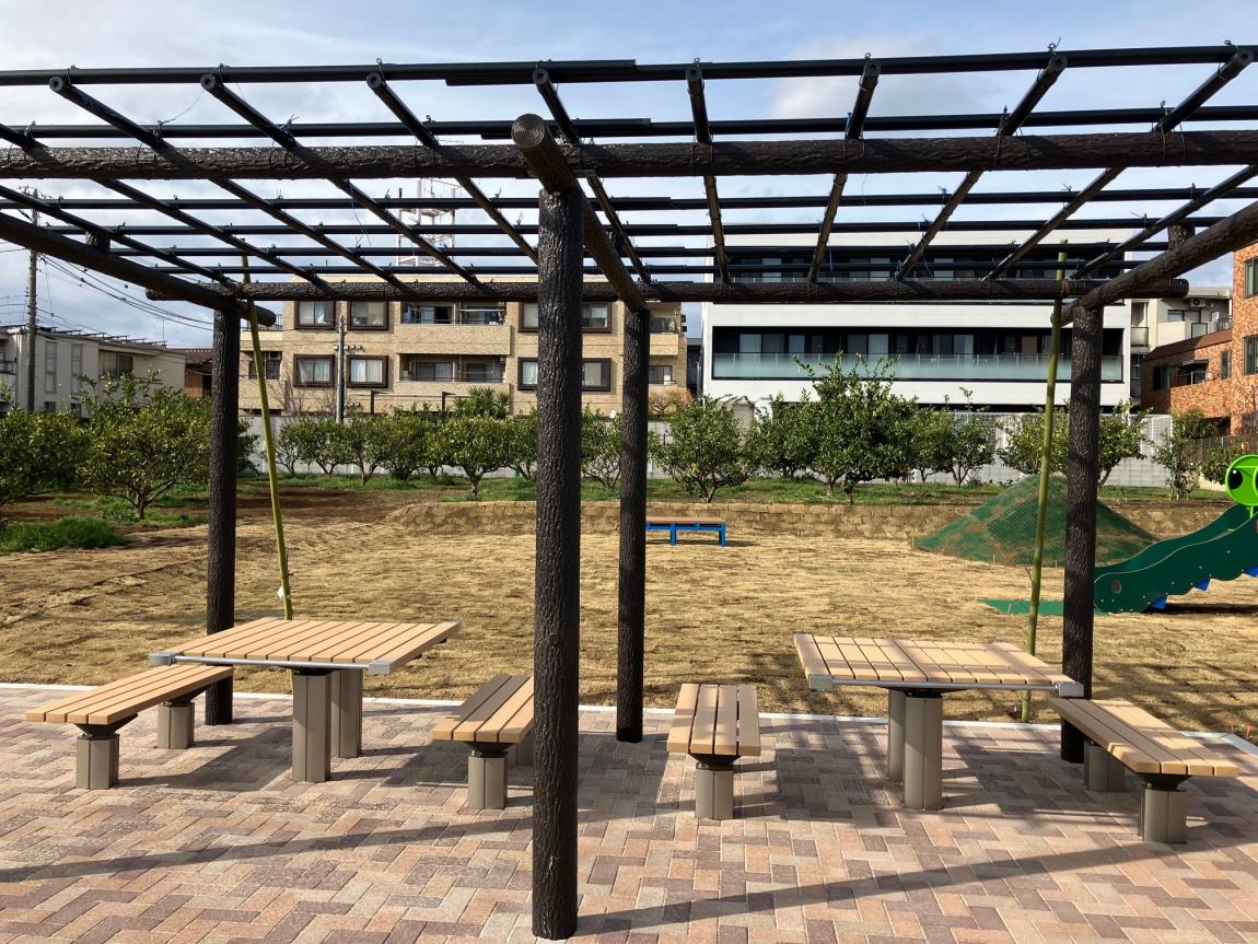 パーゴラと遊具広場