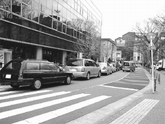 写真5：路上待機する自動車の列の写真