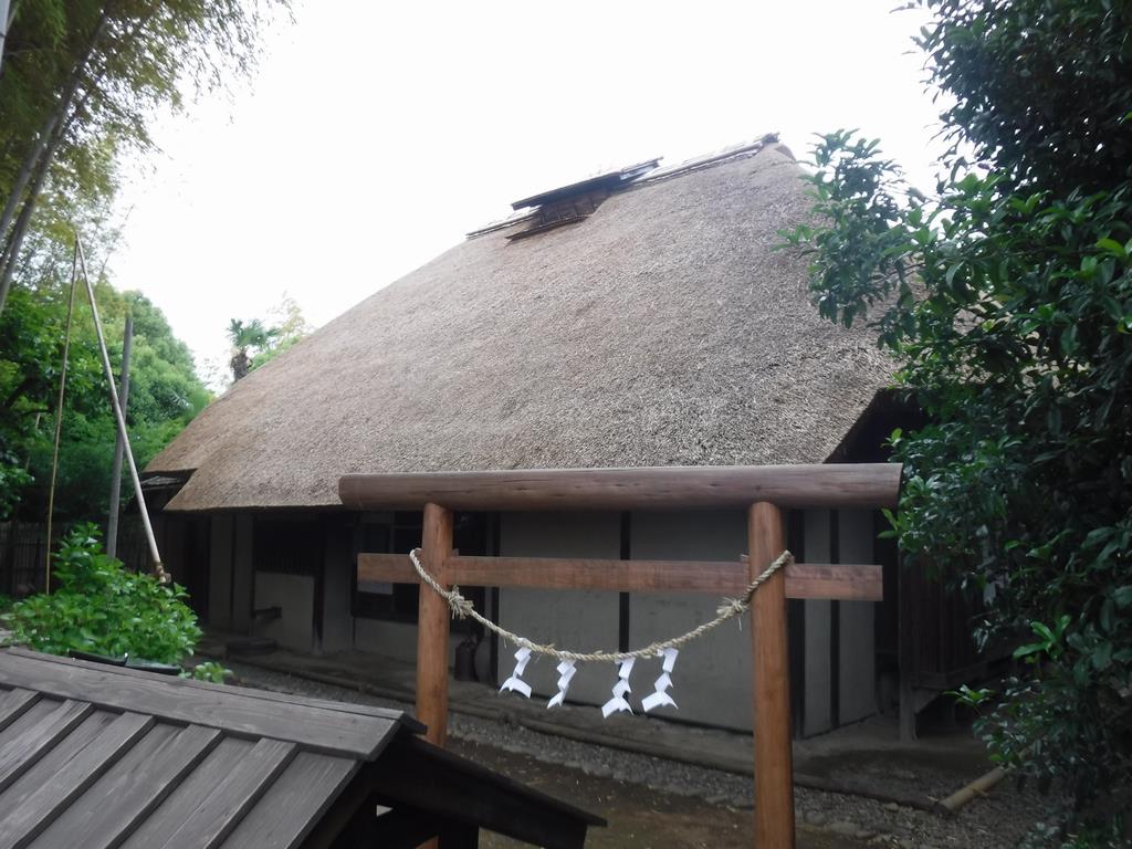 江戸時代から続いた茅葺屋根の民家を復元した住宅を見学しています。