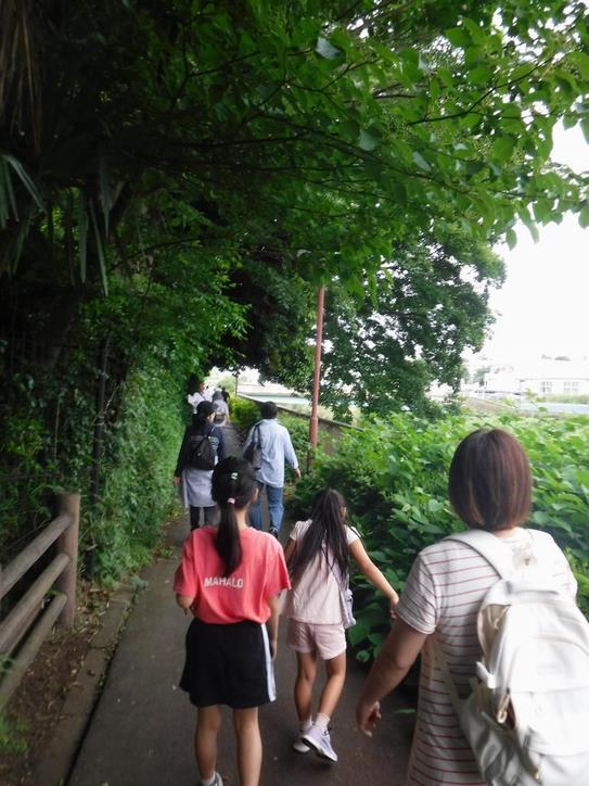 江戸時代後期に再建された山門をくぐって境内に入るところです